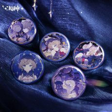 画像1: 【原神 18pt】原神　サンドローネ・鏡水に自らの姿を映すもの　缶バッジ【予約2027年3月上旬】 (1)